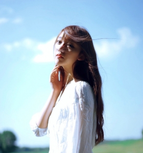 纯真美女树林草原白色长裙优雅迷人写真