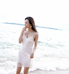 [嗲囡囡]清纯美女Hana妹海边穿露背吊带裙清新写真图片