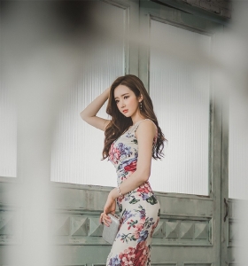 [韩国]高颜值气质美女模特李妍静穿紧身裙秀性感身材